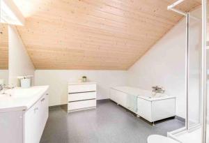 ein Badezimmer mit zwei Waschbecken und einer Dusche in der Unterkunft Unique house next to the sea in Tromsø + 13 Fotos