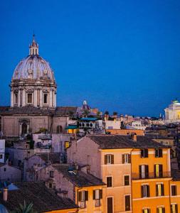 vista su una cattedrale e sui tetti degli edifici di The View of Roma a Roma Altre 5 foto