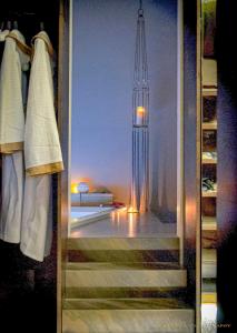 una finestra con vista su un edificio di The View of Roma a Roma