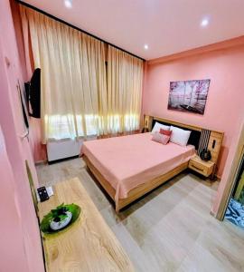a bedroom with a large bed and a table at Cleos House in Trýgonas
