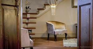 un soggiorno con sedia e scala di The View of Roma a Roma
