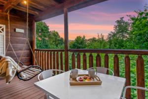 ein Teller mit Essen auf einem Tisch auf einem Deck in der Unterkunft Smokies Getaway Special! Hot Tub, Games, Views & just 4 miles to Pigeon Forge! in McCookville