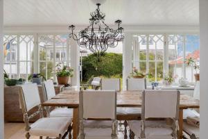 Un comedor con mesa y sillas de madera. en BOH651-Kaeringoen-Kosen-560, en Käringön