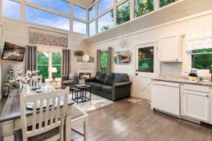 eine Küche und ein Wohnzimmer mit einer Couch und einem Tisch in der Unterkunft Smokies Getaway Special! Hot Tub, Games, Views & just 4 miles to Pigeon Forge! in McCookville