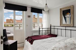 un dormitorio con una cama y una ventana en BOH651-Kaeringoen-Kosen-560, en Käringön
