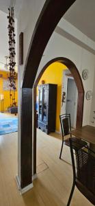 an archway with a table and a chair in a room at SCR - Botafogo - Aconchegante 2 Quartos a 50 Mt do Metrô in Rio de Janeiro