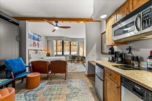 Η κουζίνα ή μικρή κουζίνα στο Studio at Grand Lodge Hot Tub Pool Pet Friendly