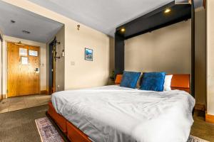 Ένα ή περισσότερα κρεβάτια σε δωμάτιο στο Studio at Grand Lodge Hot Tub Pool Pet Friendly +41 φωτογραφίες