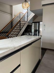 Dapur atau dapur kecil di LUXE NYC Duplex Suite