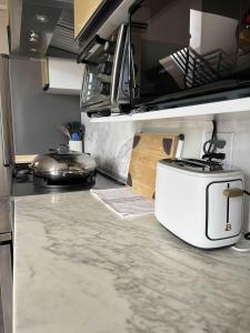 Dapur atau dapur kecil di LUXE NYC Duplex Suite