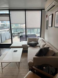 Ruang duduk di LUXE NYC Duplex Suite