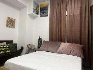 Un dormitorio con una cama blanca y una ventana. en Barco, en Alicante