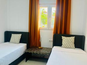 una habitación con dos camas y una ventana en Barco, en Alicante