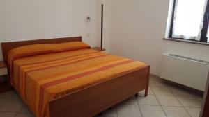 GasponiにあるResidenza Giscorのベッドルーム1室(木製ベッドフレーム付きのベッド1台付)