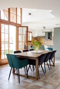 a dining room with a table and chairs at Villa la Ville 7 places in Chavornay