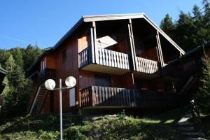 Una casa con una escalera que conduce a ella. en Résidence Les Epervieres - Appartement dans chalet au calme, à l'orée de la forêt MAE-4394, en Villarodin-Bourget 4 fotos más