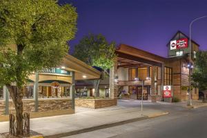 比林斯贝斯特韦斯特钟楼酒店的一间快餐店,前面有标志