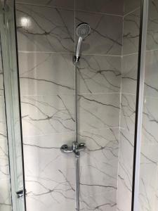 una ducha con puerta de cristal en un baño en EstepaHaus, en San Carlos de Bariloche 17 fotos más