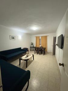 uma sala de estar com um sofá e uma mesa em Dar KAMOUN em Houmt Souk mais 19 fotografias