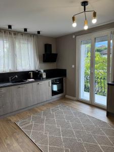 cocina con encimera y ventana grande en Longchamps 2 - Grand appartement 73m2 neuf spacieux, en Aix-les-Bains 15 fotos más