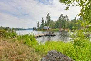 una cabaña en un muelle en un lago en Steps to Sacheen Lake Cute Studio Cabin with Deck, en Diamond Lake