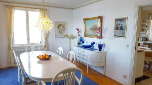 a dining room with a table with a bowl of fruit on it at SOD777-Mariefred-Lotorp-53 in Hedlandet