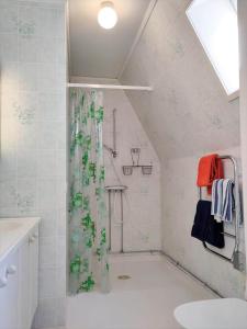 a bathroom with a shower with a shower curtain at SOD777-Mariefred-Lotorp-53 in Hedlandet +11 photos