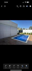 a screenshot of a picture of a swimming pool at Moderna área com Wi-Fi e ar condicionado in Americana