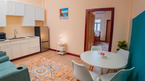 Η κουζίνα ή μικρή κουζίνα στο MDG Suites +41 φωτογραφίες