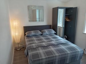 Ένα ή περισσότερα κρεβάτια σε δωμάτιο στο Living Grace Home