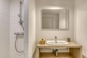 a bathroom with a sink and a shower at Colivi Studio Cosy 50m Gare Annemasse in Annemasse