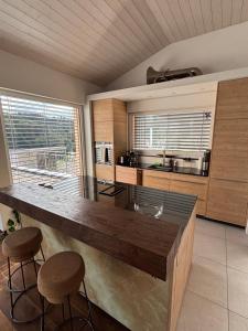 WilにあるBoutique Penthouse Terrace Apartment in JuraParcの木造の大きな島のあるキッチン +13枚の写真