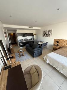 un salon avec un lit et un canapé dans l'établissement CONDOMINIOS DE BAHIA GRANDE NORDELTA!! Tigre, à Tigre