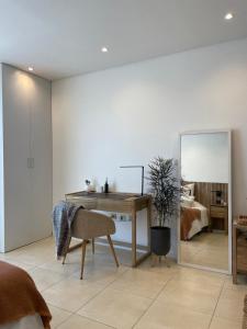 une chambre avec un bureau et une chaise dans l'établissement CONDOMINIOS DE BAHIA GRANDE NORDELTA!! Tigre, à Tigre 143 autres photos