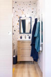 a bathroom with a sink and a mirror at Topa Casa Gîte d'hôtes à Creil in Creil +26 photos