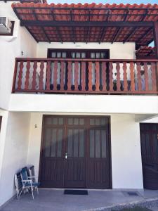 ein Haus mit zwei Türen und einem Balkon in der Unterkunft Apto Completo na Ogiva - Cabo Frio in Peró
