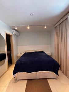 ein Schlafzimmer mit einem großen Bett in einem Zimmer in der Unterkunft Apto Completo na Ogiva - Cabo Frio in Peró