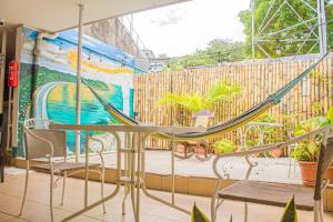 un tavolo e sedie di fronte a un murale di Tapihouse San Juan Del Sur a San Juan del Sur