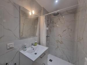 Koupelna v ubytování Appartements MONACO La Turbie + 29 fotografií