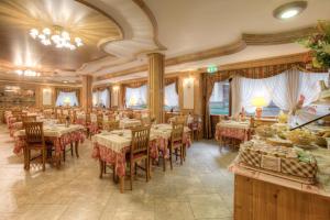 a restaurant with tables and chairs in a room at Hotel Edelweiss in Pré-Saint-Didier