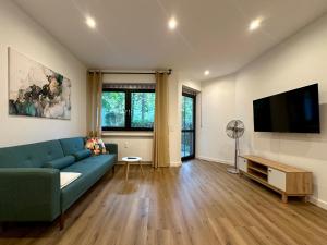 Et tv og/eller underholdning på Ferienwohnung an der Roseninsel