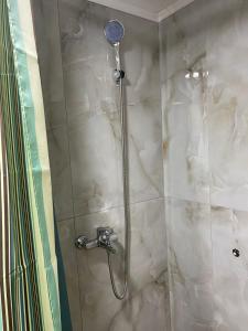 una ducha con cabezal de ducha en un baño en Nafo Rooms, en Gjirokastra 61 fotos más
