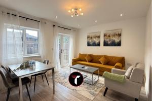 オールダーショットにある3 bedroom House Contractors and Groups sleeps 5のソファとテーブルのあるリビングルーム