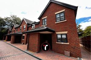 オールダーショットにある3 bedroom House Contractors and Groups sleeps 5の目の前の看板が立つレンガ造り