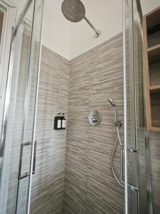 Un baño con ducha con puerta de cristal. en Casa Augusta, en Milán 20 fotos más