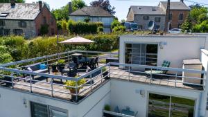 an image of a house with a balcony at L'apais'Han in Rochefort