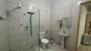 a bathroom with a toilet and a sink at Casa Serra da Canastra - Chicó in São Roque de Minas +32 photos