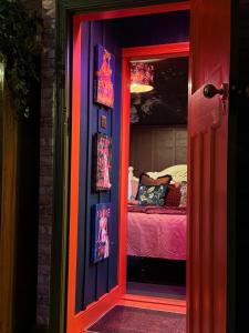 Pokój z sypialnią z łóżkiem i oknem w obiekcie The Funky Hideaway with Hot Tub w mieście Bangor +3 zdjęcia