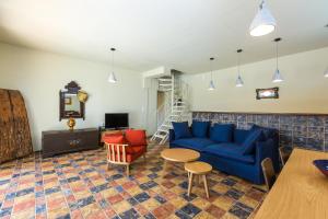 A seating area at Sea View Villas