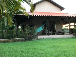 una casa con un prato verde davanti di Casa Cabral - Pipa Natureza a Pipa Altre 3 foto